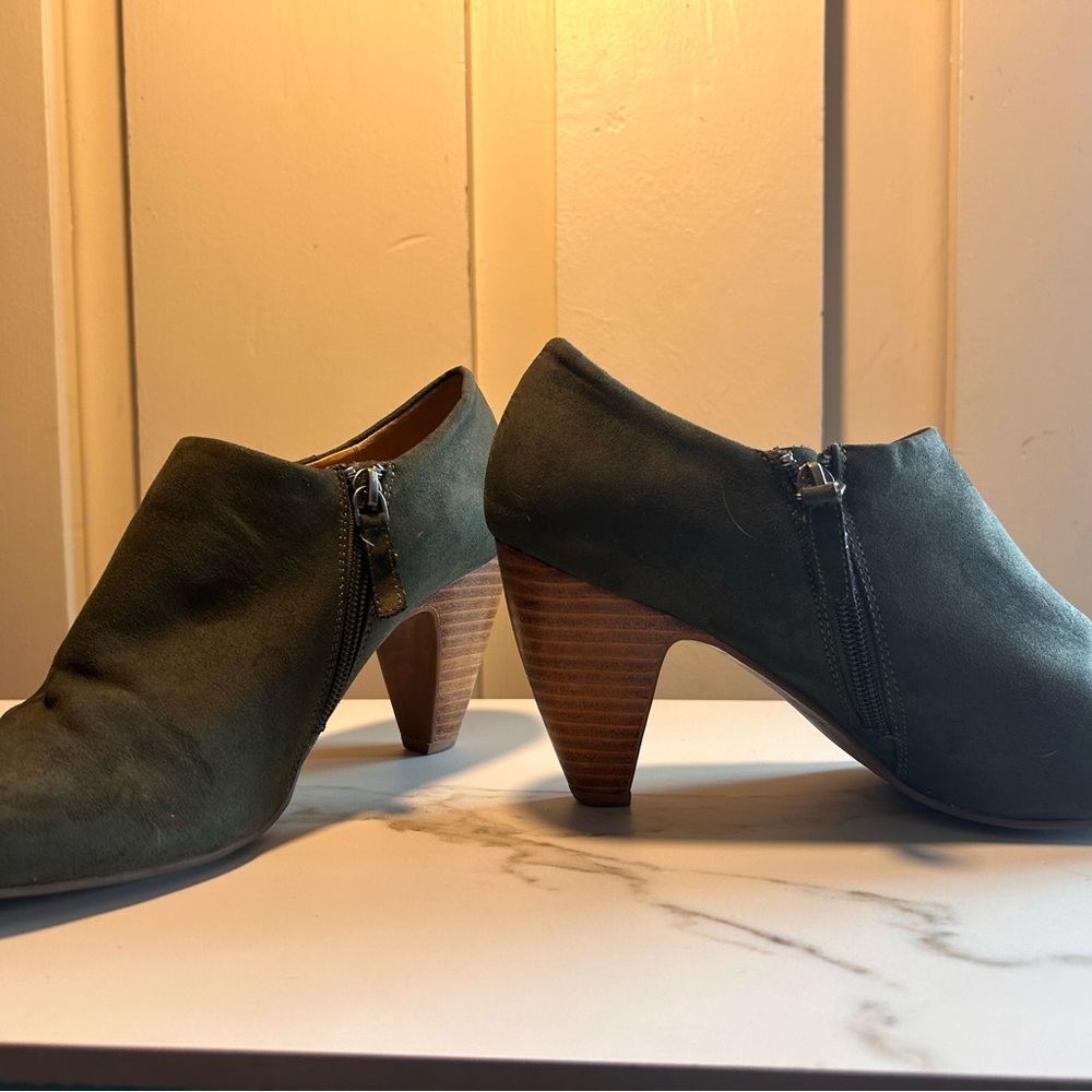 Crown Vintage Green Heels with Sleek Design